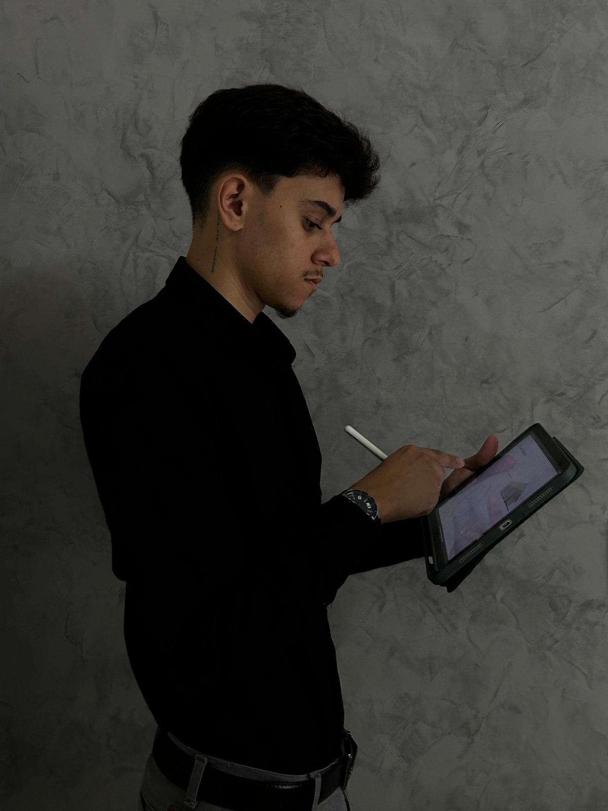 Heitor Felizardo revisando um estudo tridimensional em tablet