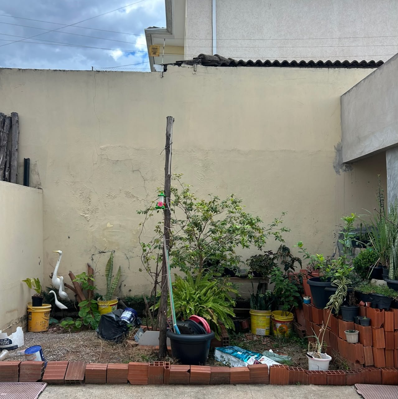 Antes: área externa original, sem intervenção de projeto